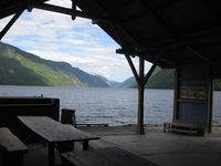 Bandaksli brygge. Forventning. (Foto: Olav Momrak-Haugan, 2011)