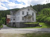 Bandaksli. Hovudbygningen. (Foto: Olav Momrak-Haugan, 2011)