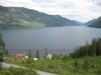 Bandaksli. Lia er bratt. Til venstre mot Lårdal, til høgre Bandak ut mot Kviteseid.(Foto: Olav Momrak-Haugan, 2011)