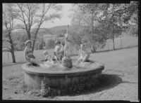 4. Barn bader i fontene - no-nb digifoto 20151117 00049 NB MIT FNR 16125.jpg