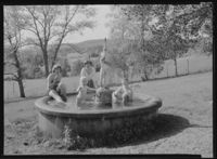 4. Barn bader i fontene - no-nb digifoto 20151117 00060 NB MIT FNR 16129.jpg