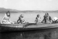 Ronald Hansen sammen med egene og sine søstres barn i båt på Mjøsa ved Redalen. Foto Inger Hansen, ca 1972.
