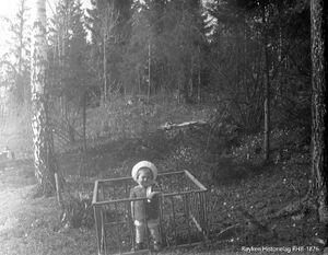 Barn i leikegrind (RHB-1876).jpg