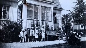 Barn i solveggen i hus nr. 8.JPEG