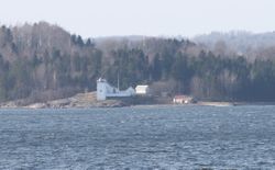 Fyret sett på avstand, Foto: Chris Nyborg (2014).