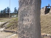 Nedenfor Frognerseteren hovedrestaurant står denne bautaen fra 1864 som ble laget til minne om 50-årsjubileet for 17. mai 1814. Den ble flyttet hit i 1905. Foto: Stig Rune Pedersen