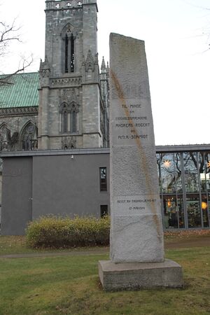 Bauta eidsvollsmenn Rogert og Schmidt Domkirkegården Trondheim.JPG