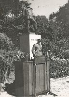 Kong Olav avduket monumentet over Otto Sverdrup i Steinkjer i 1957. Foto: Bjarne Solberg
