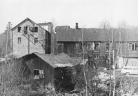 27. Bebyggelsen ved møllene i Sagdalen 1970.png