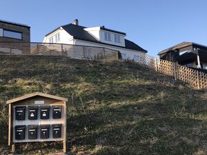 Privatboligen Bella Vista er plassert rett ovenfor Kommandantboligen. Den første ble rekvirert av tyskerne, men ødelagt ved angrepet i 1943. Nytt hus oppført i 1946. Foto 2021 Steinar Bunæs.