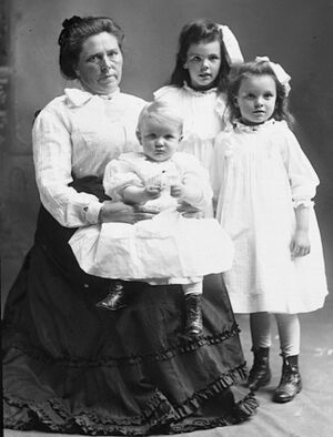 Belle Gunness with children.jpg