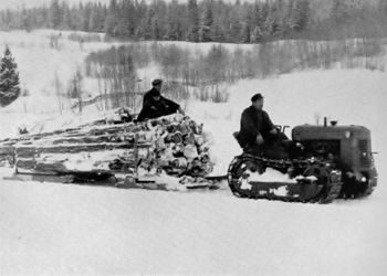 Beltetraktor med tømmerlass.jpg