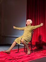 Bente Børsum under monologen Min forestilling om mor, Nordic Black Theatre. Foto: Eva Rogneflåten (2023)