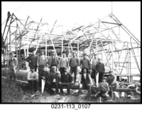 Bygging av låve på Berg ved Kjeller i Lillestrøm kommune i 1907. Foto: ukjent / Museene i Akershus)
