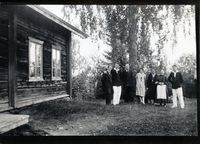 Samling under bjørka. Foto: Familiealbum