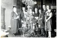 Ved juletreet hos ekspedisjonsjef Kristian Adolf Fauchald i Oslo.(Fra Fotoarkivet på Berg)