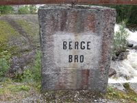 Berge bru. Stabbestein med namn. (Foto: Olav Momrak-Haugan, 2009)