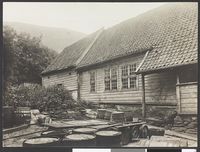 106. Bergen 0,51 Schøttstue i Dramshusen - no-nb digifoto 20160303 00126 bldsa L KK0093.jpg