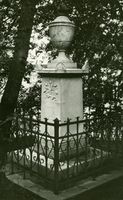 Pidestall med urne ved Bergen domkirke, omkr. 1845. Foto: Domenico Erdmann