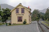 Stasjonsbygningen på Haukeland inngår i museumsbaneanlegget. Foto: Leif-Harald Ruud (2003).