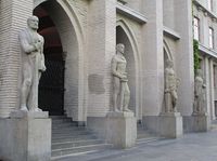 To av de fire statuene utenfor tinghuset i Bergen er utført av Stinius Fredriksen (nr. 1 og 2 fra venstre, 1934). Foto: Stig Rune Pedersen