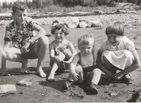 Besøk sommeren 1959: Jan Ketil Solberg, Eli Solberg, Kjell Inge Wengstad og Kristin Solberg