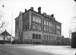 Professor Dahls gate 30 i Oslo. Her som Berle skole, oppført i 1897. Fra 1994 Rudolf Steiner-høyskolen som utdanner Steiner-pedagoger. Ark. Berle. Foto: Leif Ørnelund (1947).