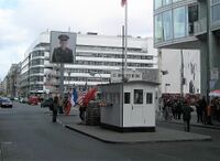 Motiv fra Checkpoint Charlie på grensen mellom den amerikanske sektoren av Vest-Berlin og den sovjetiske sektoren Øst-Berlin, i bruk 1945-1990, et symbol på den kalde krigen. Foto: Stig Rune Pedersen (2008).