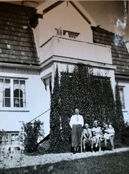 Bernt og Borghild Hagen med familie utenfor huset i Flyvebyen.