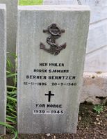 Berner Severin Berntzen er gravlagt ved St. Olaf's Cemetery ved Kirkwall på Orknøyene (fødselsåret på gravminnet er oppgitt til 1895, skal sannsynligvis være 1894). Foto: Stig Rune Pedersen (2019)