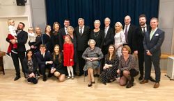 Betty Amundsen med sin familie på 100-årsdagen.