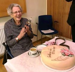 Betty Amundsen gleder seg over sin 100-års fødselsdagskake.