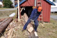 Stokken vert bikka ned på den sida den skal vera for vidare saging.