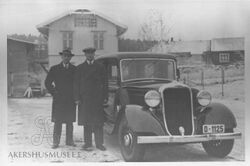 Alf og Joakim Ihlen ved en prototyp av en "Strømmendrosje" registrert første gang 18.12.1933 som D-1125 og levert til Martin Strømmen i Brumunddal. Her utenfor verkstedets administrasjonsbygning. Bilene ble produsert på Strømmens Værksted i årene mellom 1933 og 1939. Foto Strømmens Værksted.