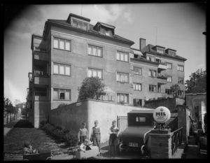 Biler som skal fylle bensin - no-nb digifoto 20160202 00240 NB NS 001172.jpg
