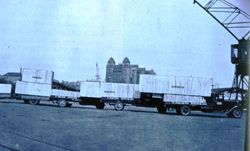 Bilkasser med Dodgemateriell ankommer Oslo havn 1935.