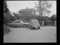 Ublidt møte mellom to biler i Finnhaugveien i 1963.