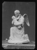 Engel med et lite barn. Foto: Narve Skarpmoen