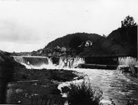 Dammen ovenfor fabrikken rundt 1920.