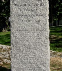 Nærbilde av teksten på minnesmerket over Birger Eriksen i Drøbak. Foto: Stig Rune Pedersen