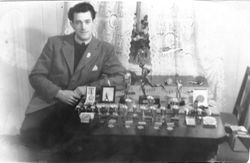 Birger Leirud med sin premiesamling.