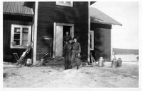 Birger, Atle og ukjent foran skogsstugan.