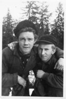 Birger Steen og ukjent kompis i svensk tømmerskog.