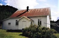 Birtedalen skulehus er bygd 1922. Nedlagd som skule 1968 og fungera som grendehus til det vart rive mai 2017.