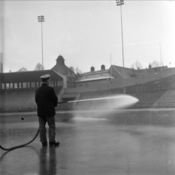 Produksjon av skøyteis på Bislett stadion i 1958.