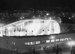 På Bislett ble det satt opp 20 lysmaster med tilsammen 240 lyskastere. Dermed ble det ikke skygger på isen under løpene når vintersola sto lavt. Bildet er tatt under lekene. Foto: Henriksen & Steen (1952).