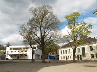 Skolegården. Til venstre bygget fra 1878, påbygd 1886. Foto: Ida Tolgensbakk (2010).