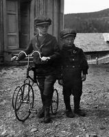 Gutter i matrosdresser og skyggeluer. Fra gården Bjølstad i Heidal på 1920-tallet. Foto: Johan Meyer, Riksantikvaren.