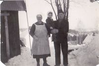 Klara og Andreas Bjørklund med barnebarnet Anne Solfrid på armen (ca. 1950).