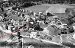 Bjørn Paus' skolevei ned Niels Høeghs vei og rett over den dobbeltsporede jernbanen.